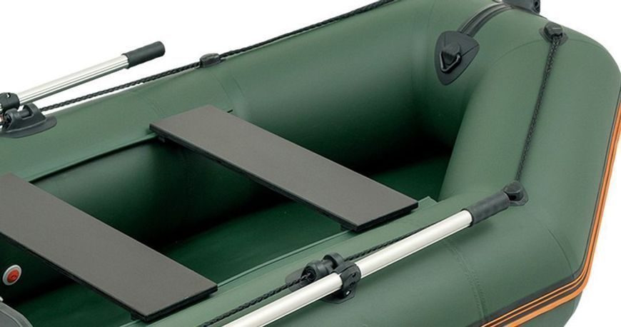Embarcaci&oacute;n neum&aacute;tica a motor Kolibri KM-245 verde, sin cubierta