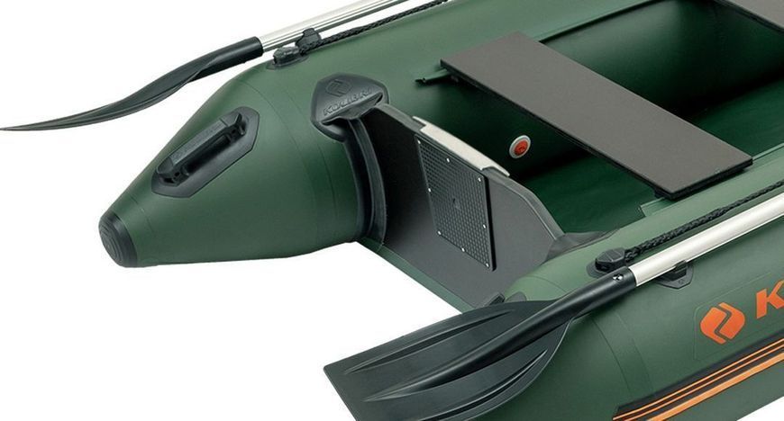 Embarcaci&oacute;n neum&aacute;tica a motor Kolibri KM-245 verde, sin cubierta