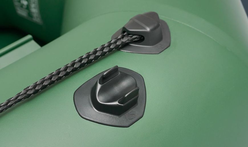 Embarcaci&oacute;n neum&aacute;tica a motor Kolibri KM-245 verde, sin cubierta